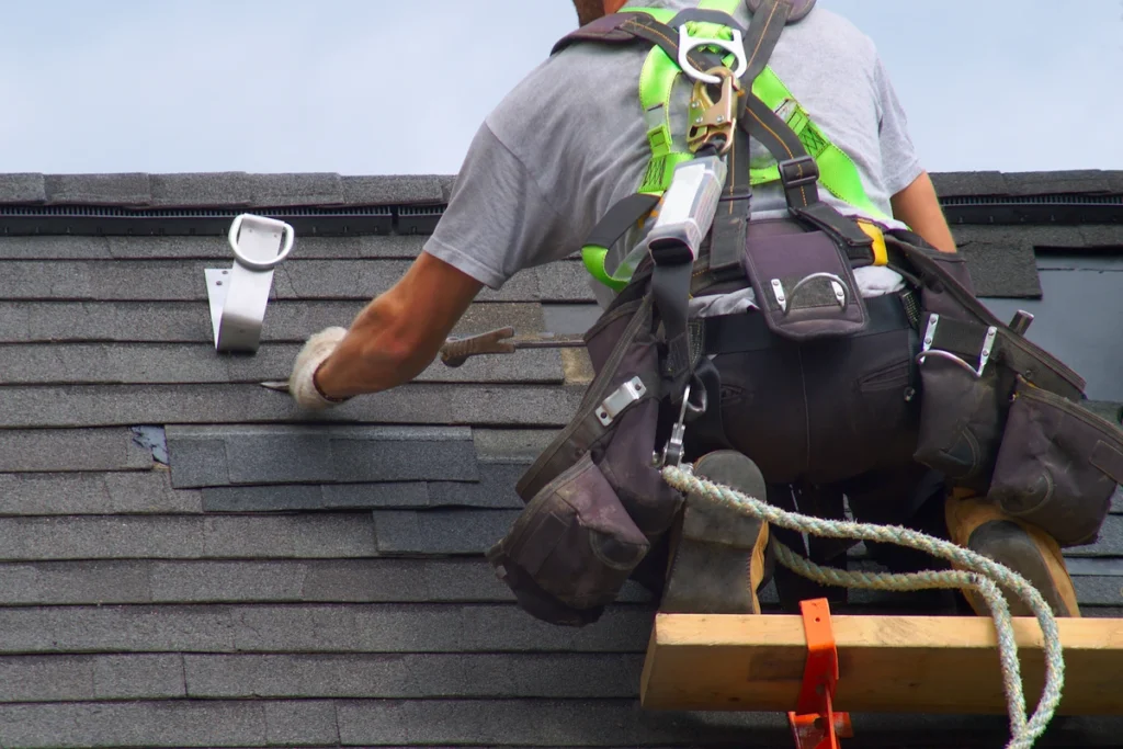 roofer-fixing-shingles