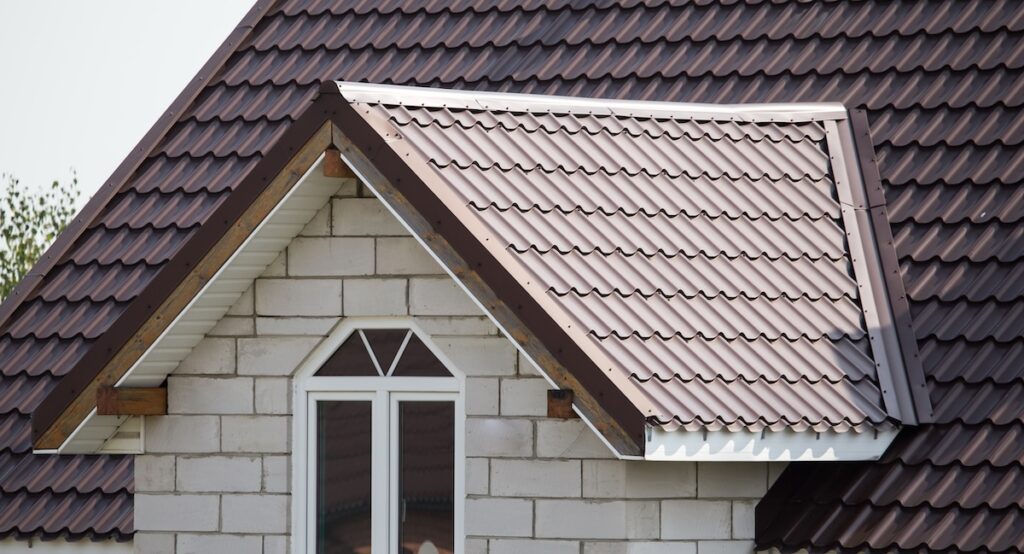 Roof with metal on the cottage