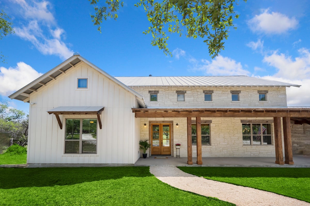 modern farmhouses in the country