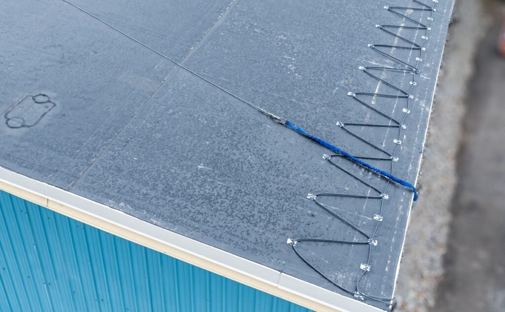 Electric roof heating system